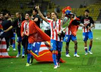 FUSSBALL UEFA SUPERCUP :  Diego Forlan (Atletico) mit dem POKAL