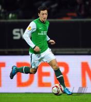 FUSSBALL, EUROPA LEAGUE GRUPPENPHASE: Bremen, OEZIL Einzelaktion am Ball