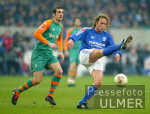 Fussball 1. Bundesliga: Schalke - Bremen, Zweikampf