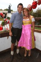 FUSSBALL 1. BUNDESLIGA:  Claudio Pizarro mit seiner Frau , Freundin Katrin