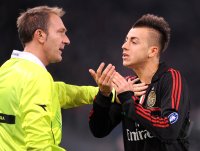 FUSSBALL SERIE A:  Schiedsrichter Antonio Damato mit Stephan El Shaarawy (AC Mailand)