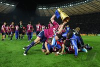 Fussball: DFB Pokal Finale: JUBEL MIT DEM POKAL  Klaas Jan Huntelaar, Kyriakos Papadopoulos , Jefferson Farfan , Hans Sarpei (v. li., FC Schalke 04)