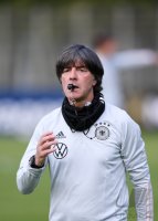 Fussball Training Deutsche Nationalmannschaft in Stuttgart: Trainer Joachim Loew (Deutschland)