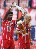 Fussball, 1. Bundesliga  Saison 16/17: Jubel FC Bayern Muenchen mit Schale