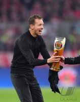 Fussball 1. Bundesliga Saison 21/22: JUBEL FC Bayern Muenchen feiert die 32. Meisterschaft