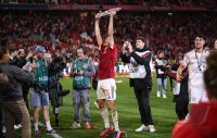 Fussball 1. Bundesliga 24/25: FC Bayern Muenchen feiert die 34. Deutschen Meisterschaft