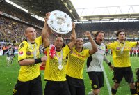 Fussball 1. Bundesliga :  Kevin Grosskreutz,  Dede, Antonio da Silva, Torwart Roman Weidenfeller, Mats Julian Hummels  (v. li., Borussia Dortmund)jubeln mit Schale