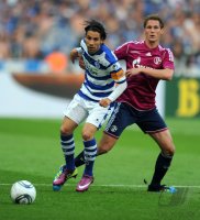 Fussball: DFB Pokal Finale: Olcay Sahan (li, MSV Duisburg) gegen Benedikt Hoewedes (re, FC Schalke 04)