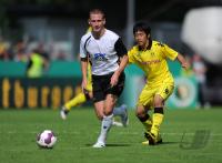 Fussball DFB Pokal : Manuel Fischer (li, Burghausen) gegen Shinji Kagawa (re, BVB)