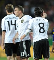 Fussball International EM 2012-Qualifikation:  Lukas PODOLSKI mit Mesut OEZIL (v. li., Deutschland)