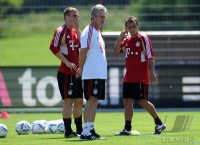 Fussball 1. Bundesliga: Torwart Rouven Sattelmeier , Trainer Jupp Heynckes , Rafinha (v. li., FC Bayern Muenchen)