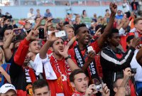 FUSSBALL International: Manchester Fans fotografieren mit dem Handy