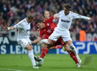 FUSSBALL INTERNATIONAL  CHL HALBFFINALE 11/12: Karim Benzema (li, Real Madrid) gegen Mario Gomez (Mitte, FC Bayern Muenchen) gegen Sergio Ramos (Real Madrid)