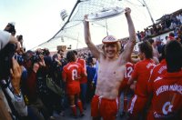 Fussball Soeren Lerby mit Meisterschale.