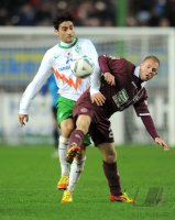 Fussball 1. Bundesliga, Saison 2011/2012: Mehmet Ekici (li, SV Werder Bremen) gegen Pere de Wit (1. FC Kaiserslautern)