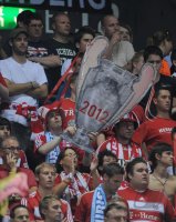 Fussball CHL  Saison 2011/2012: JUBEL  FC Bayern Muenchen FANS mit pokal