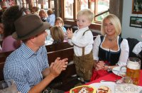 FUSSBALL 1. BUNDESLIGA 14/15:  Philipp Lahm mit seiner Frau Claudia auf der Wiesen