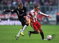 Fussball 1. Bundesliga : Sonny Kittel (li, Eintracht Frankfurt) gegen Philipp Lahm (re, FC Bayern Muenchen)