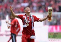 Fussball 1. Bundesliga  Saison  2012/2013:  Bastian Schweinsteiger (FC Bayern Muenchen) mit Weissbier