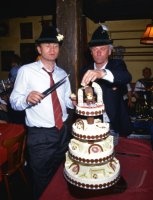 Hoeness, Lattek beim Anschneiden der Torte auf der Meisterfeier.