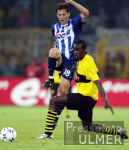 Fussball Bundesliga: Dortmund - Berlin, Zweikampf