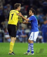 Fussball CHL  Saison 2010/2011: Edwin van der Sar (li, Manchester United FC) mit Raul (re, FC Schalke 04)