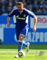 FUSSBALL, 1. BUNDESLIGA, 31. Spieltag: Schalke, EDU Einzelaktion