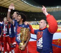Fussball Pokalfinale 13/14: JUBEL Dante (FC Bayern Muenchen) und Franck Ribery (FC Bayern Muenchen)