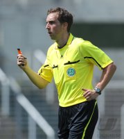 U19 Fussball Bundesliga :  Schiri Stefan Glasmacher zeigt ein Feuerzeug welches von den 1860 Fans auf das Spielfeld geworfen wurde