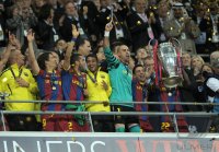 Fussball Champions League Finale 2011: Jubel mit Pokal Bojan Krkic , Daniel Alves, Victor Valdes , Xavi Hernandez (v. li., Barca)
