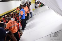 FUSSBALL WM 2014, Gruppenphase: Chile Fans stuermen das Maracana