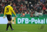 Fussball DFB Pokal 10/11 : Enttaeuschung vor der DFB POKAL Werbebande Thomas Kraft (FC Bayern Muenchen)