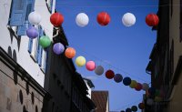Schmuckbild Rottenburg: Lampions haengen ueber der Marktgasse