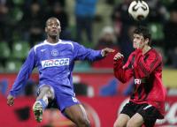 Fussball 1. Bundesliga: Leverkusen - Berlin, Zweikampf