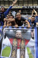 Fussball Champions League Finale: Inter Fan mit einem Trainer Jose Mario Santos Mourinho Plakat