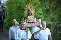 Maiandacht mit Lichterprozession mit Gnadenbild der Schmerzhaften Mutter vom Weggental