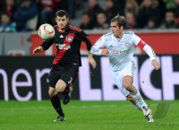 Fussball 1. Bundesliga : Tranquillo Barnetta (li, Bayer 04 Leverkusen) gegen Philipp Lahm (re, FC Bayern Muenchen)
