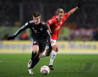 1. Fussball Bundesliga: Toni Kroos (li, FC Bayern Muenchen) gegen Lewis Holtby (re, 1. FSV Mainz 05)
