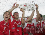 Fussball 1. Bundesliga  FC Bayern Muenchen bekommt die Meisterschale