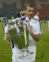 FUSSBALL  CHL   Zinedine Zidane  mit CHL Pokal