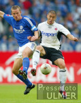 Fussball 1. Bundesliga: Schalke - Frankfurt, Zweikampf mit Moeller