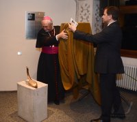 Stele zum Gedenken an Pater Rupert Mayer im Wilhelmsstift Tuebingen