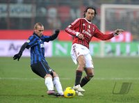 FUSSBALL International SERIE A 2011/2012: Wesley Sneijder (li, Inter Mailand) gegen Alessandro Nesta (AC Mailand)