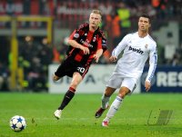 Fussball Champions League  Saison 2010/2011: Ignazio Abate (li, AC Mailand) gegen CRISTIANO RONALDO (re, Real Madrid)