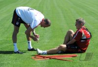 Fussball 1. Bundesliga:  Fitnesstrainer  Thomas Wilhelmi behandelt Bastian Schweinsteiger (v.li., FC Bayern Muenchen)