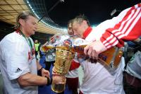 Fussball: DFB Pokal Finale: JUBEL Anatoliy Tymoshchuk, Hamit Altintop, Ivica Olic (v. li., FCB)