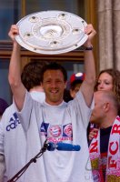 Fussball: Thomas Linke jubelt mit Meisterschale