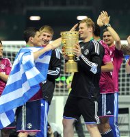 Fussball: DFB Pokal Finale: Kyriakos Papadopoulos, Torwart Manuel Neuer (v. li., FC Schalke 04)  mit dem Pokal