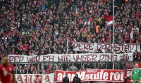 Fussball 1. Bundesliga Saison 15/16:  FC Bayern Muenchen Fans mit Anti Trainer Pep Guardiola Banner