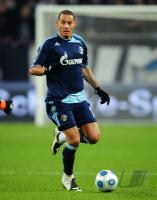 FUSSBALL UEFA CUP: Schalke, JONES Einzelaktion